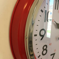 BeoXL - Wandklok RAVENNA Rood modern industrieel design