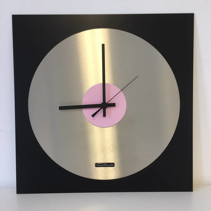 BeoXL - Wandklok TOPAZ Black and Pink