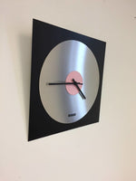 BeoXL - Wandklok TOPAZ Black and Pink