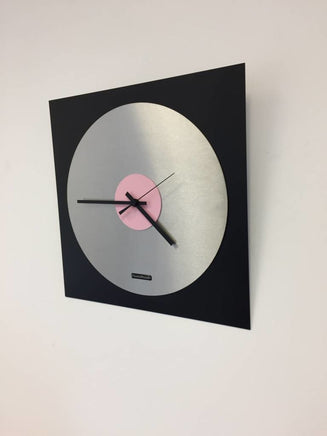 BeoXL - Wandklok TOPAZ Black and Pink