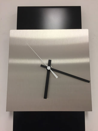 BeoXL - Wandklok LaBrand Export Design Black & White Pointer Modern Design