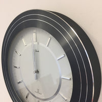 BeoXL - Wandklok zilver modern design