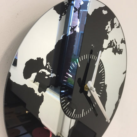 BeoXL - Wandklok Planet Earth modern design