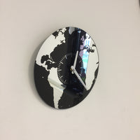 BeoXL - Wandklok Planet Earth modern design