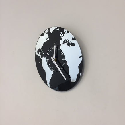 BeoXL - Wandklok Planet Earth modern design