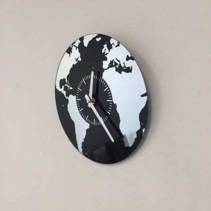 BeoXL - Wandklok Planet Earth modern design