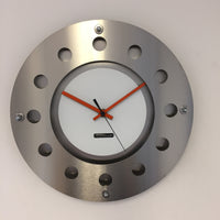 BeoXL - Wandklok mecanica kleine binnenste cirkel wit oranje zwart modern nederlands ontwerp handgemaakt 40 cm