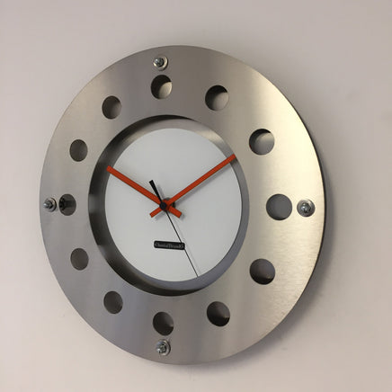 BeoXL - Wandklok mecanica kleine binnenste cirkel wit oranje zwart modern nederlands ontwerp handgemaakt 40 cm