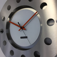 BeoXL - Wandklok mecanica kleine binnenste cirkel wit oranje zwart modern nederlands ontwerp handgemaakt 40 cm