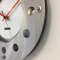 BeoXL - Wandklok mecanica kleine binnenste cirkel wit oranje zwart modern nederlands ontwerp handgemaakt 40 cm