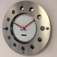 BeoXL - Wandklok mecanica kleine binnencirkel wit oranje wit modern nederlands design handgemaakt 40 cm