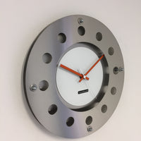 BeoXL - Wandklok mecanica kleine binnencirkel wit oranje wit modern nederlands design handgemaakt 40 cm