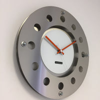 BeoXL - Wandklok mecanica kleine binnencirkel wit oranje wit modern nederlands design handgemaakt 40 cm