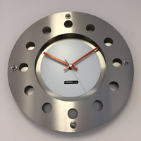 BeoXL - Wandklok mecanica kleine binnencirkel wit oranje wit modern nederlands design handgemaakt 40 cm