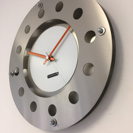 BeoXL - Wandklok mecanica kleine binnencirkel wit oranje wit modern nederlands design handgemaakt 40 cm