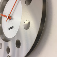 BeoXL - Wandklok mecanica kleine binnencirkel wit oranje wit modern nederlands design handgemaakt 40 cm