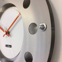BeoXL - Wandklok mecanica kleine binnencirkel wit oranje wit modern nederlands design handgemaakt 40 cm