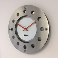 BeoXL - Wandklok mecanica kleine binnencirkel wit oranje wit modern nederlands design handgemaakt 40 cm