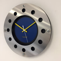 BeoXL - Wandklok mecanica volledige zwart met blauwe kleur kleine binnencirkel geel wit aanwijzer modern nederlands ontwerp handgemaakt 40 cm