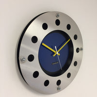 BeoXL - Wandklok mecanica volledige zwart met blauwe kleur kleine binnencirkel geel wit aanwijzer modern nederlands ontwerp handgemaakt 40 cm