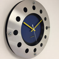 BeoXL - Wandklok mecanica volledige zwart met blauwe kleur kleine binnencirkel geel wit aanwijzer modern nederlands ontwerp handgemaakt 40 cm