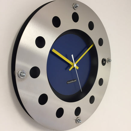BeoXL - Wandklok mecanica volledige zwart met blauwe kleur kleine binnencirkel geel wit aanwijzer modern nederlands ontwerp handgemaakt 40 cm