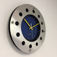 BeoXL - Wandklok mecanica volledige zwart met blauwe kleur kleine binnencirkel geel wit aanwijzer modern nederlands ontwerp handgemaakt 40 cm