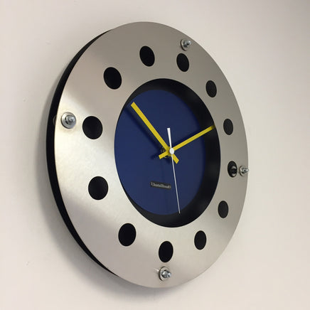 BeoXL - Wandklok mecanica volledige zwart met blauwe kleur kleine binnencirkel geel wit aanwijzer modern nederlands ontwerp handgemaakt 40 cm