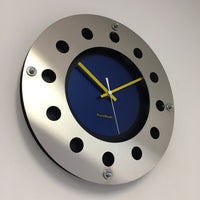 BeoXL - Wandklok mecanica volledige zwart met blauwe kleur kleine binnencirkel geel wit aanwijzer modern nederlands ontwerp handgemaakt 40 cm