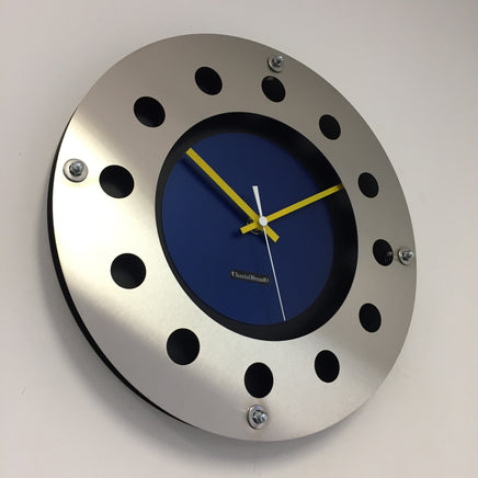 BeoXL - Wandklok mecanica volledige zwart met blauwe kleur kleine binnencirkel geel wit aanwijzer modern nederlands ontwerp handgemaakt 40 cm