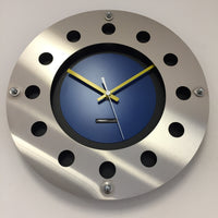 BeoXL - Wandklok mecanica volledige zwart met blauwe kleur kleine binnencirkel geel wit aanwijzer modern nederlands ontwerp handgemaakt 40 cm