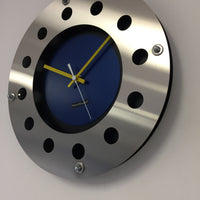 BeoXL - Wandklok mecanica volledige zwart met blauwe kleur kleine binnencirkel geel wit aanwijzer modern nederlands ontwerp handgemaakt 40 cm