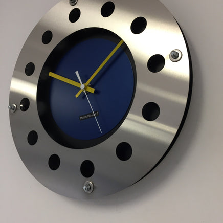 BeoXL - Wandklok mecanica volledige zwart met blauwe kleur kleine binnencirkel geel wit aanwijzer modern nederlands ontwerp handgemaakt 40 cm