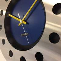 BeoXL - Wandklok mecanica volledige zwart met blauwe kleur kleine binnencirkel geel wit aanwijzer modern nederlands ontwerp handgemaakt 40 cm