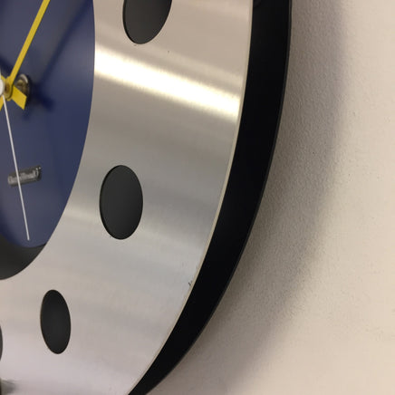 BeoXL - Wandklok mecanica volledige zwart met blauwe kleur kleine binnencirkel geel wit aanwijzer modern nederlands ontwerp handgemaakt 40 cm