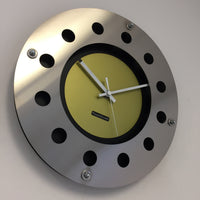 BeoXL - Wandklok mecanica volledige zwart met lemmon colour kleine binnen cirkel wit poiner modern dutch design handgemaakt 40 cm