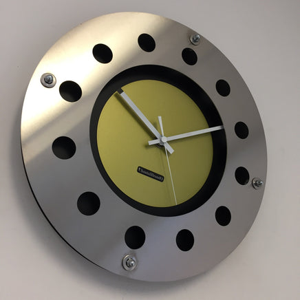 BeoXL - Wandklok mecanica volledige zwart met lemmon colour kleine binnen cirkel wit poiner modern dutch design handgemaakt 40 cm