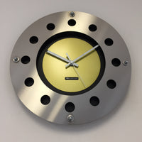 BeoXL - Wandklok mecanica volledige zwart met lemmon colour kleine binnen cirkel wit poiner modern dutch design handgemaakt 40 cm