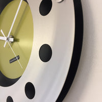 BeoXL - Wandklok mecanica volledige zwart met lemmon colour kleine binnen cirkel wit poiner modern dutch design handgemaakt 40 cm