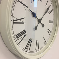 BeoXL - Wandklok Orleans retro wit design