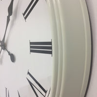 BeoXL - Wandklok Orleans retro wit design