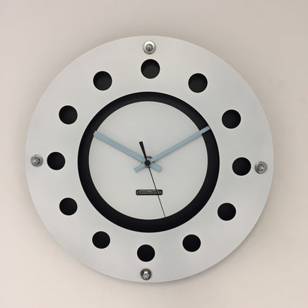 BeoXL - Wandklok wit flens mecanica volledig zwart met witte kleine binnen cirkel blued pointer modern dutch design handgemaakt 40 cm