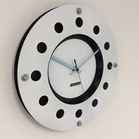 BeoXL - Wandklok wit flens mecanica volledig zwart met witte kleine binnen cirkel blued pointer modern dutch design handgemaakt 40 cm