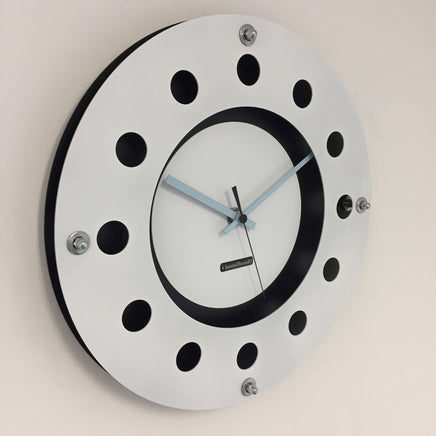 BeoXL - Wandklok wit flens mecanica volledig zwart met witte kleine binnen cirkel blued pointer modern dutch design handgemaakt 40 cm