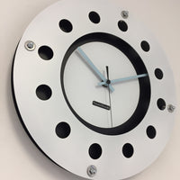BeoXL - Wandklok wit flens mecanica volledig zwart met witte kleine binnen cirkel blued pointer modern dutch design handgemaakt 40 cm