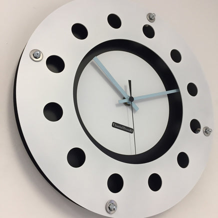 BeoXL - Wandklok wit flens mecanica volledig zwart met witte kleine binnen cirkel blued pointer modern dutch design handgemaakt 40 cm
