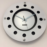 BeoXL - Wandklok wit flens mecanica volledig zwart met witte kleine binnen cirkel blued pointer modern dutch design handgemaakt 40 cm