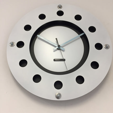 BeoXL - Wandklok wit flens mecanica volledig zwart met witte kleine binnen cirkel blued pointer modern dutch design handgemaakt 40 cm