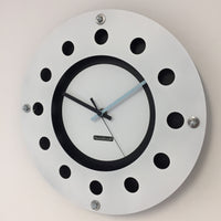 BeoXL - Wandklok wit flens mecanica volledige zwart met witte kleine binnen cirkel blauwzwart pointer modern dutch design handgemaakt 40 cm
