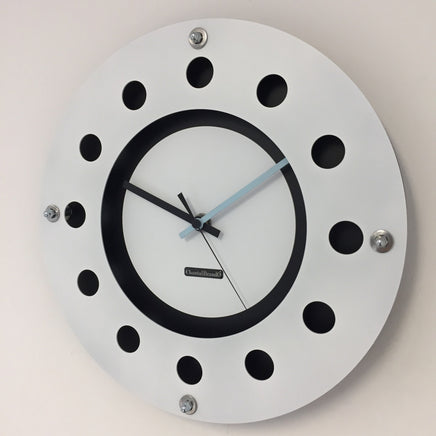 BeoXL - Wandklok wit flens mecanica volledige zwart met witte kleine binnen cirkel blauwzwart pointer modern dutch design handgemaakt 40 cm